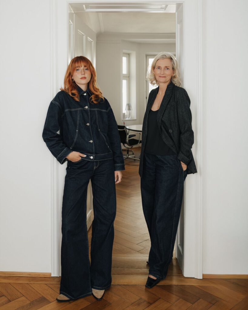 Andrea und Emily (Gründerinnen von stameedia) stehen nebeneinander und schauen in die Kamera.